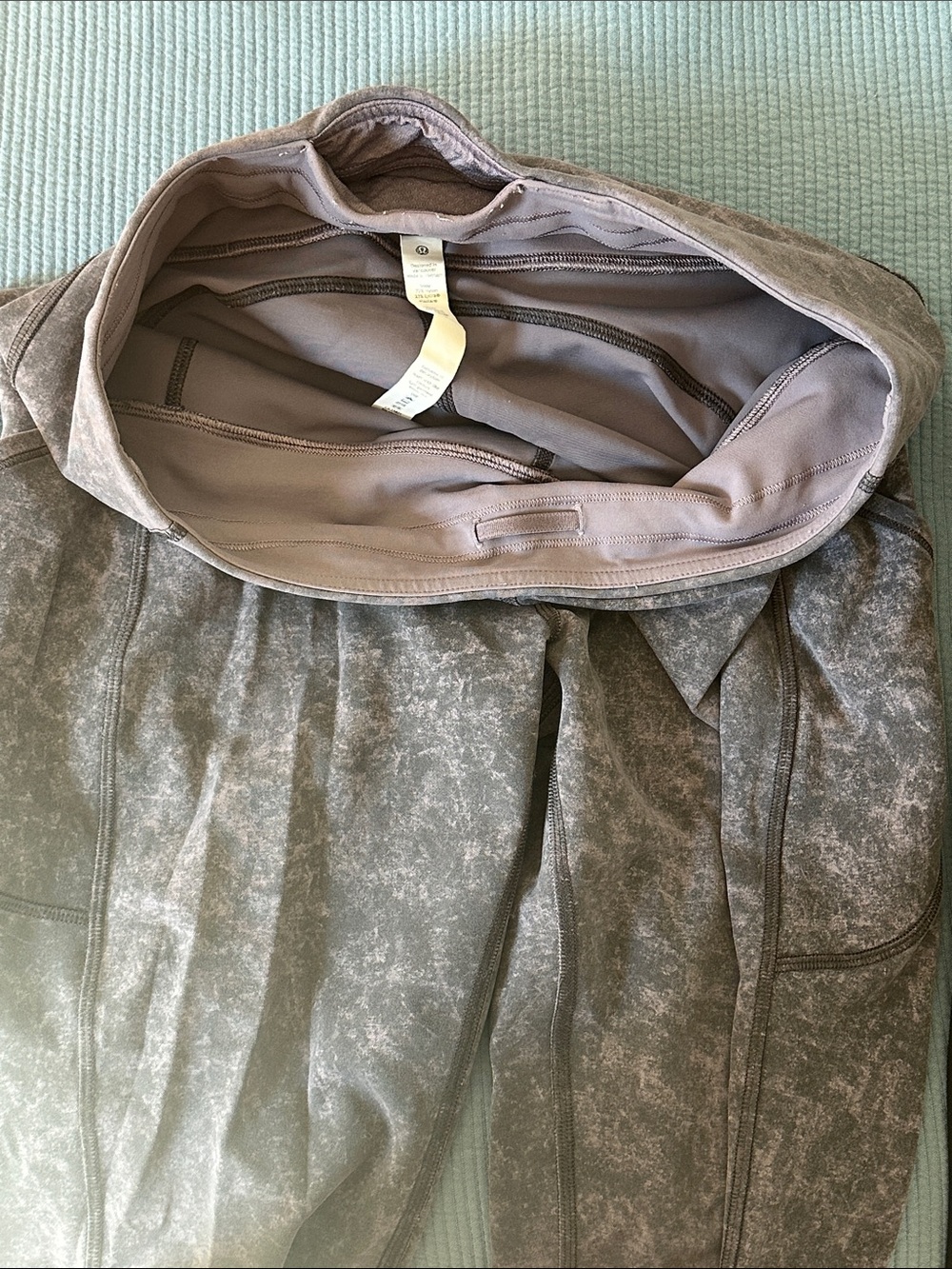 Lululemon size 10 yoga pants - Picture 11 of 12